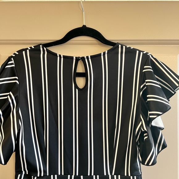 Short sleeved jumpsuit - Picture 6 of 10